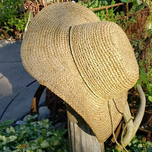 PETER GRIMM wide brim straw bucket Brimmed HAT with tassels. - Picture 2 of 12